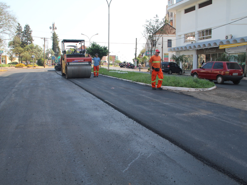 SEGUEM AS OBRAS DE RECAPEAMENTO ASFÁLTICO EM TRÊS DE MAIO